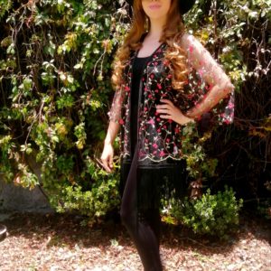 Kimono Midi Negro Bordado Con Flores Rojas Y Fleco