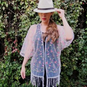 Kimono Midi Blanco Bordado Con Flores Rosas